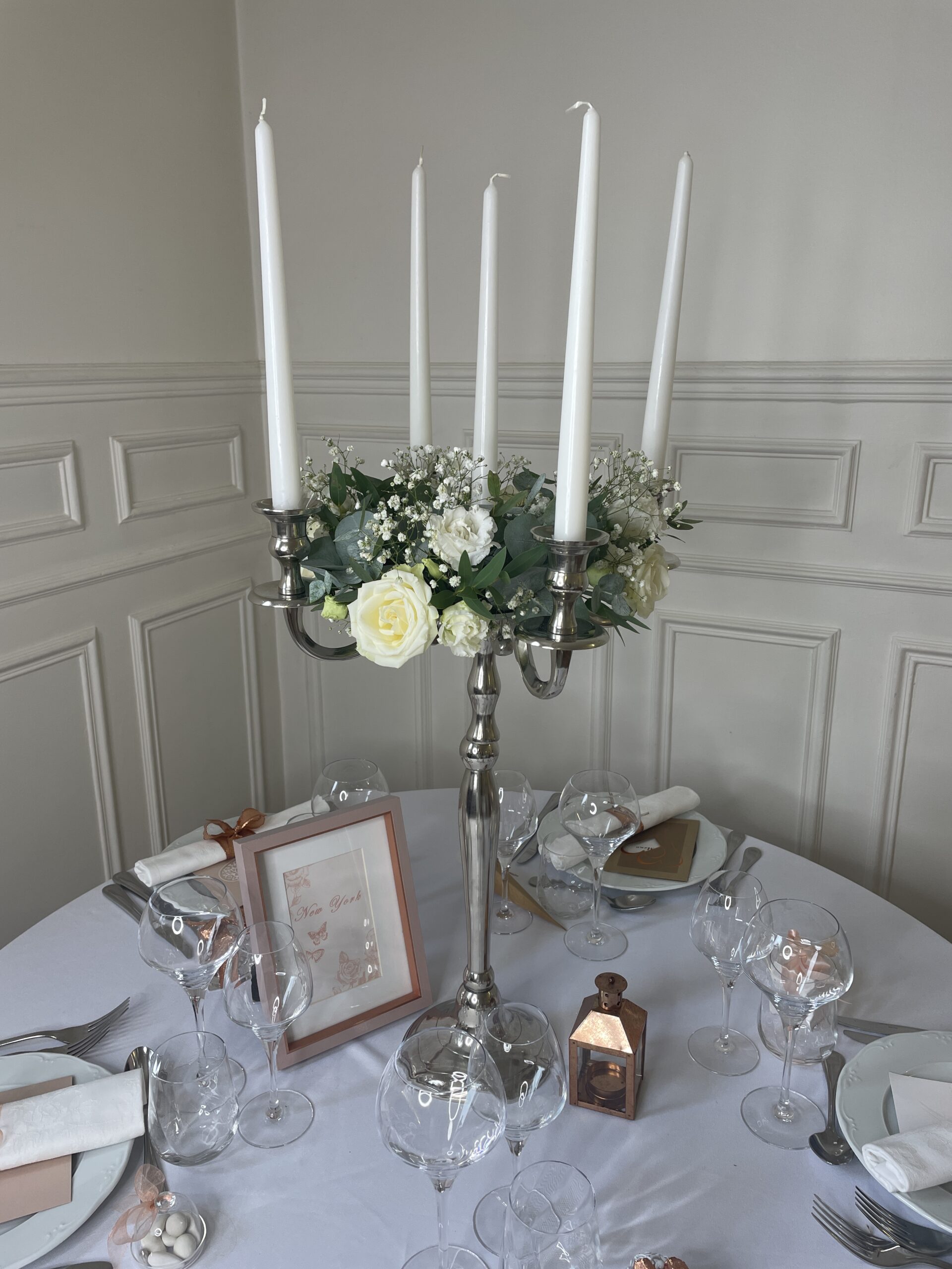 centre de table chandelier et fleurs