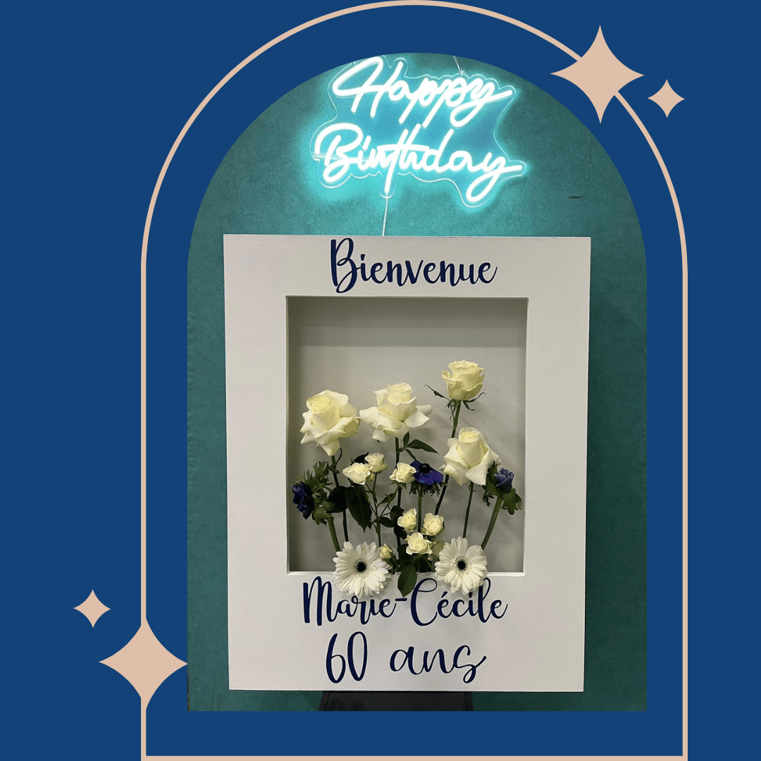 néon happy birthday et panneau de bienvenue fleuri