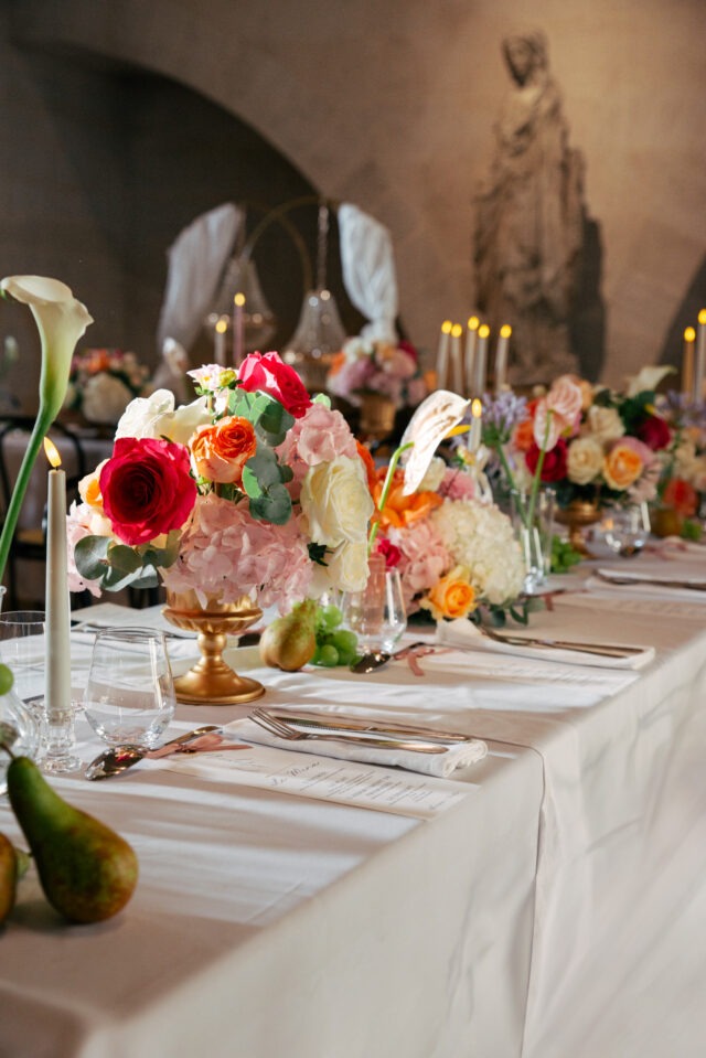 Décoration de mariage pastel au Château de Pierrefonds fleurs et fruits