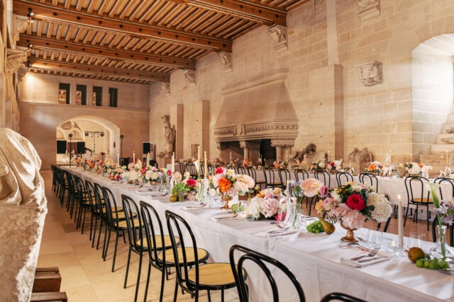 Table de mariage en U avec bougies et fleurs