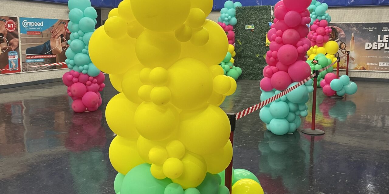 Un décor carnaval Fête de la Musique : immersion samba, couleurs & ballon dans une station de métro parisienne