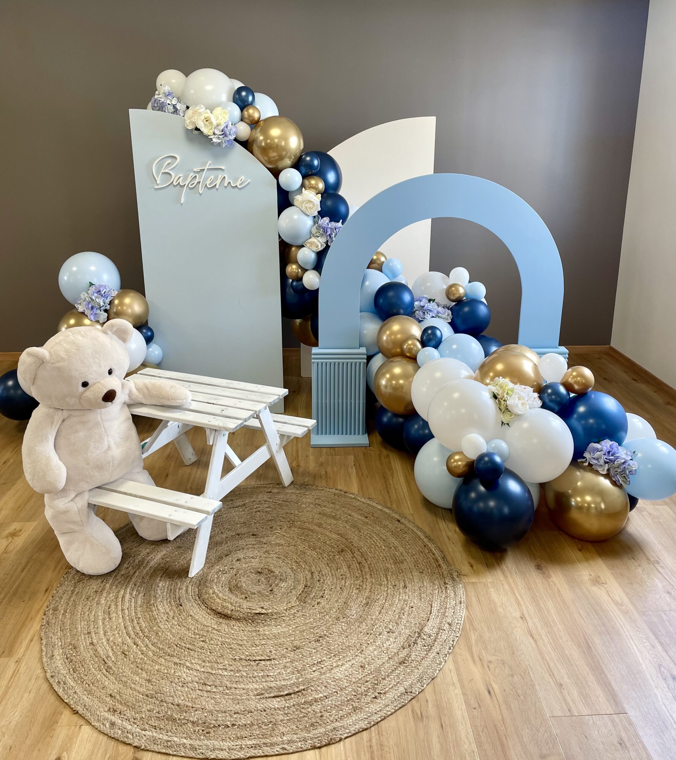 Décoration de baptême garçon avec une arche de ballons organiques réalisée par une décoratrice à Beauvais