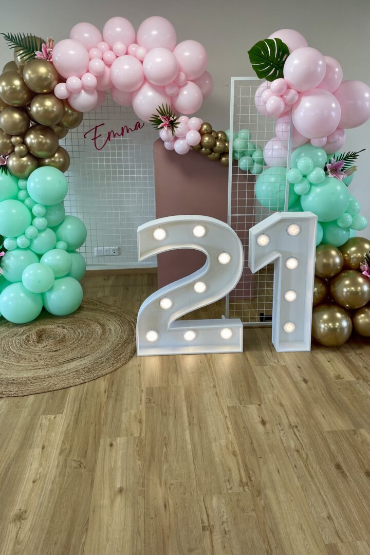 Décoration d'anniversaire avec une arche de ballons organique réalisée par un décoratrice de l'oise